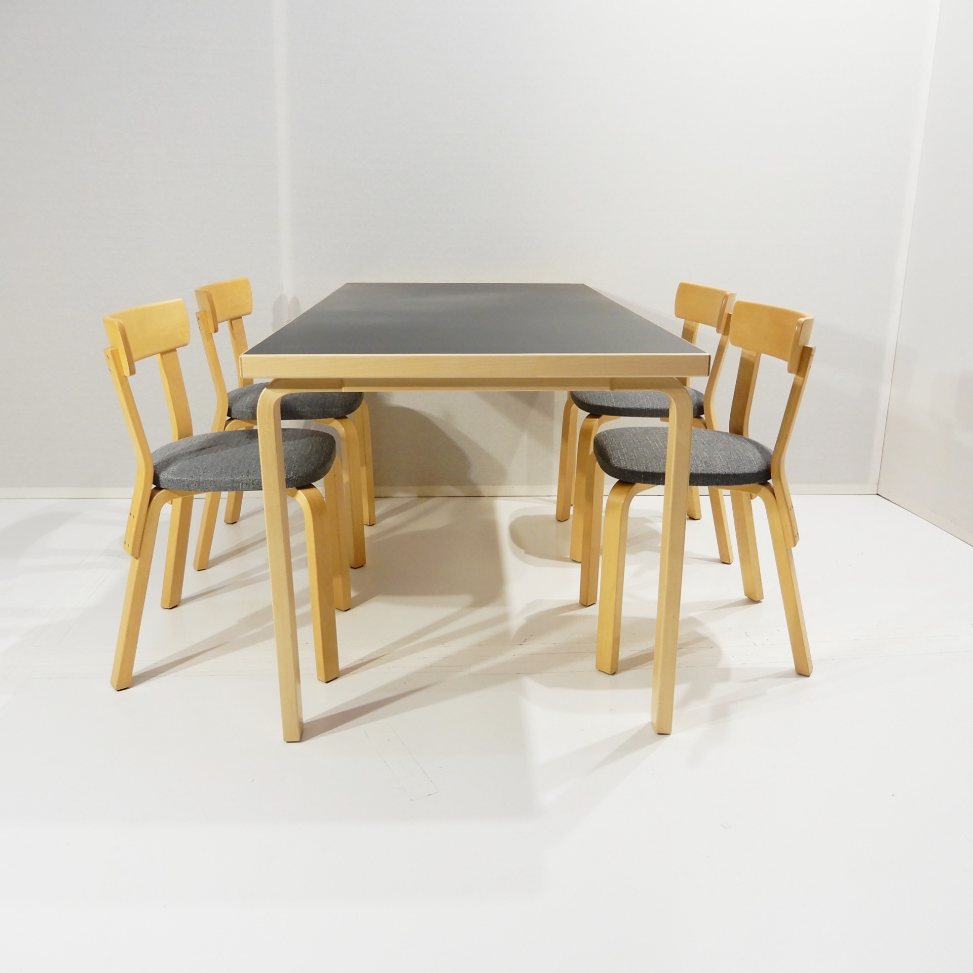 Artek 69-tuoli, koivu/ uudelleenverhoiltu