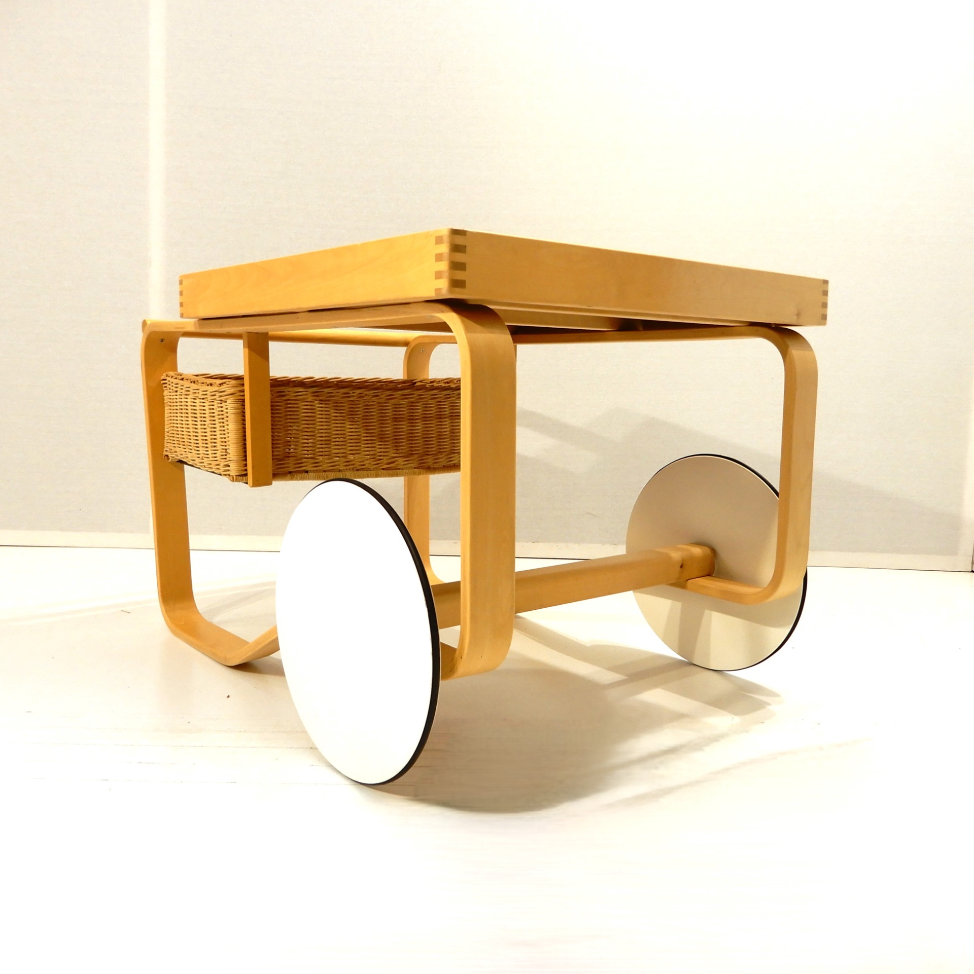 Artek Aalto Tarjoiluvaunu 900 Koivu valkoinen Artek Aalto Tarjoiluvaunu 900 Koivu valkoinen