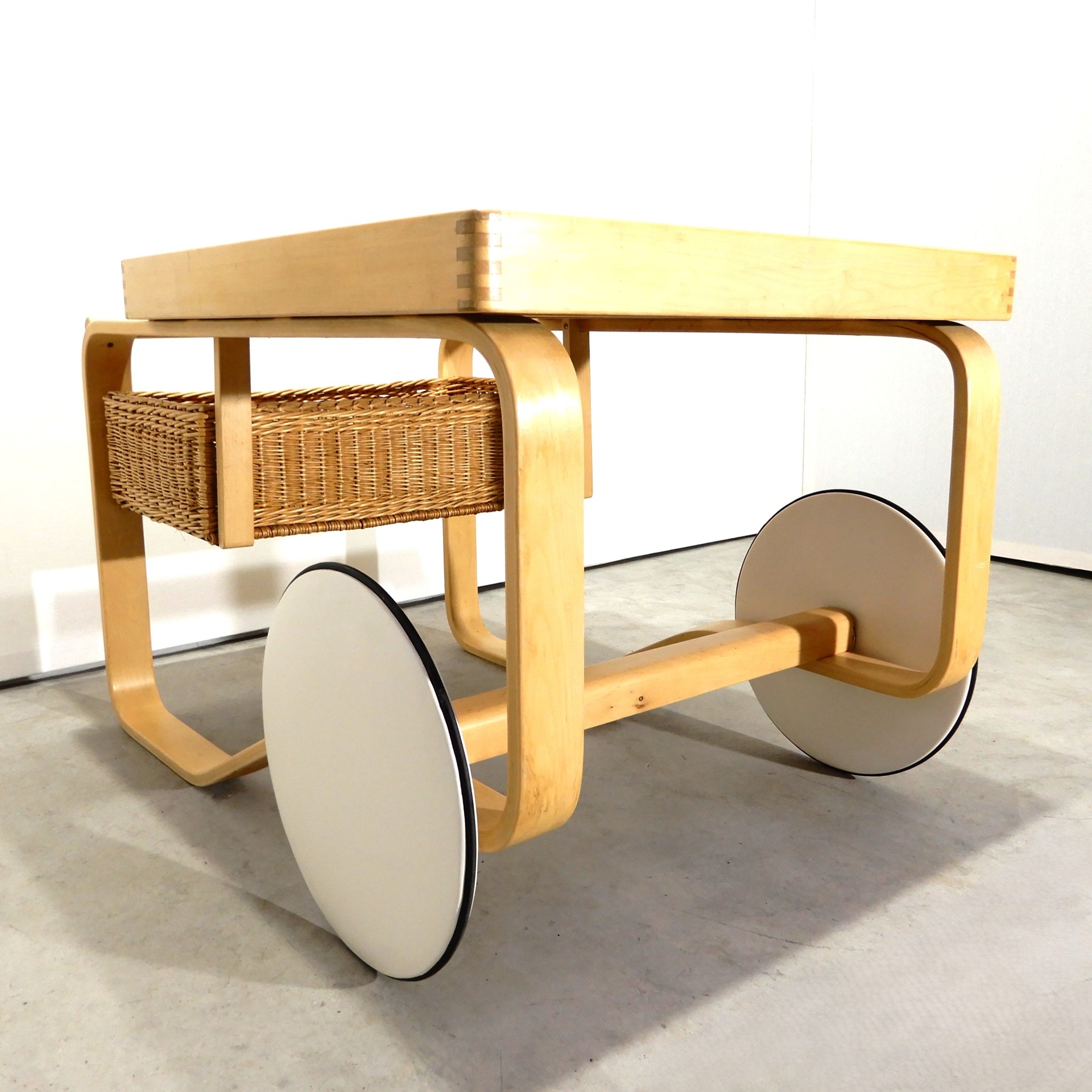 Artek Aalto Tarjoiluvaunu 900 Koivu valkoinen Artek Aalto Tarjoiluvaunu 900 Koivu valkoinen
